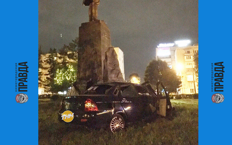 ДТП с участием памятника Максиму Горькому: Пьяная компания протаранила скульптуру в центре Нижнего Новгорода