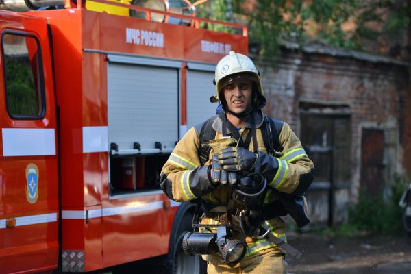 Пожарные спасли пятерых жильцов из горящей квартиры на Автозаводе