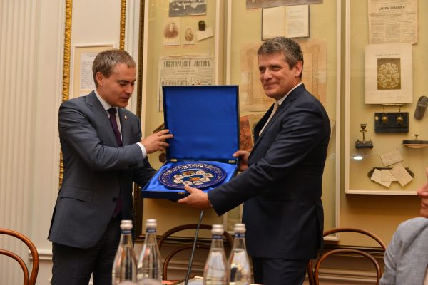 Даль и Горький объединились
