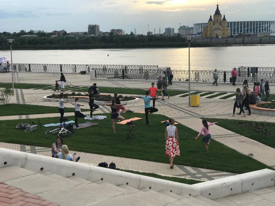 Йога с видом на Стрелку: нижегородцы обживают новую набережную