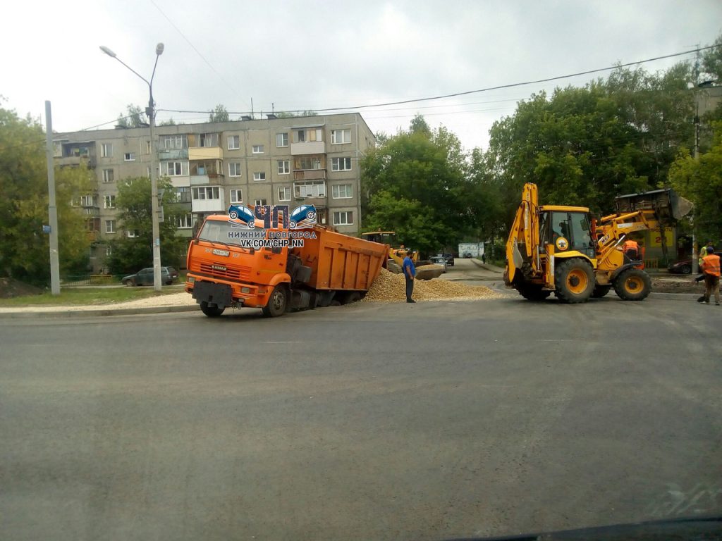 КамАЗ ушел под землю в Автозаводском районе