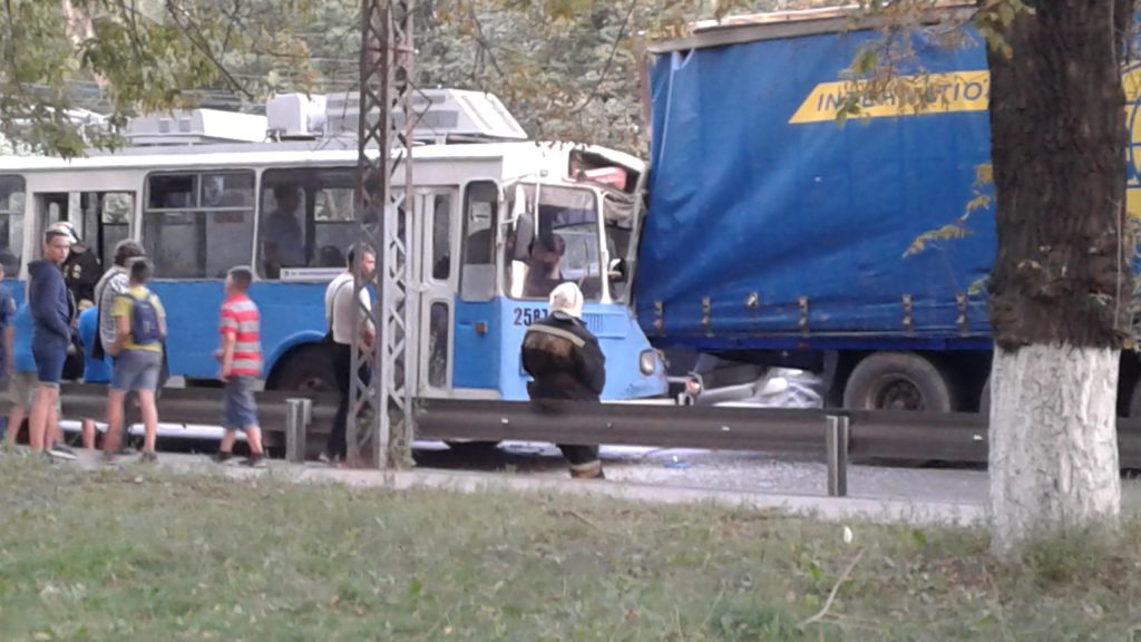 Фура столкнулась с троллейбусом в Нижнем Новгороде