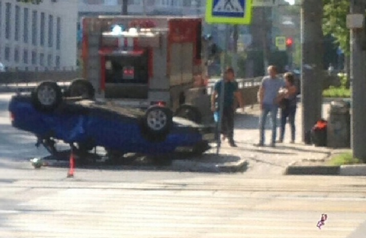 Машина легла на крышу в центре Нижнего Новгорода