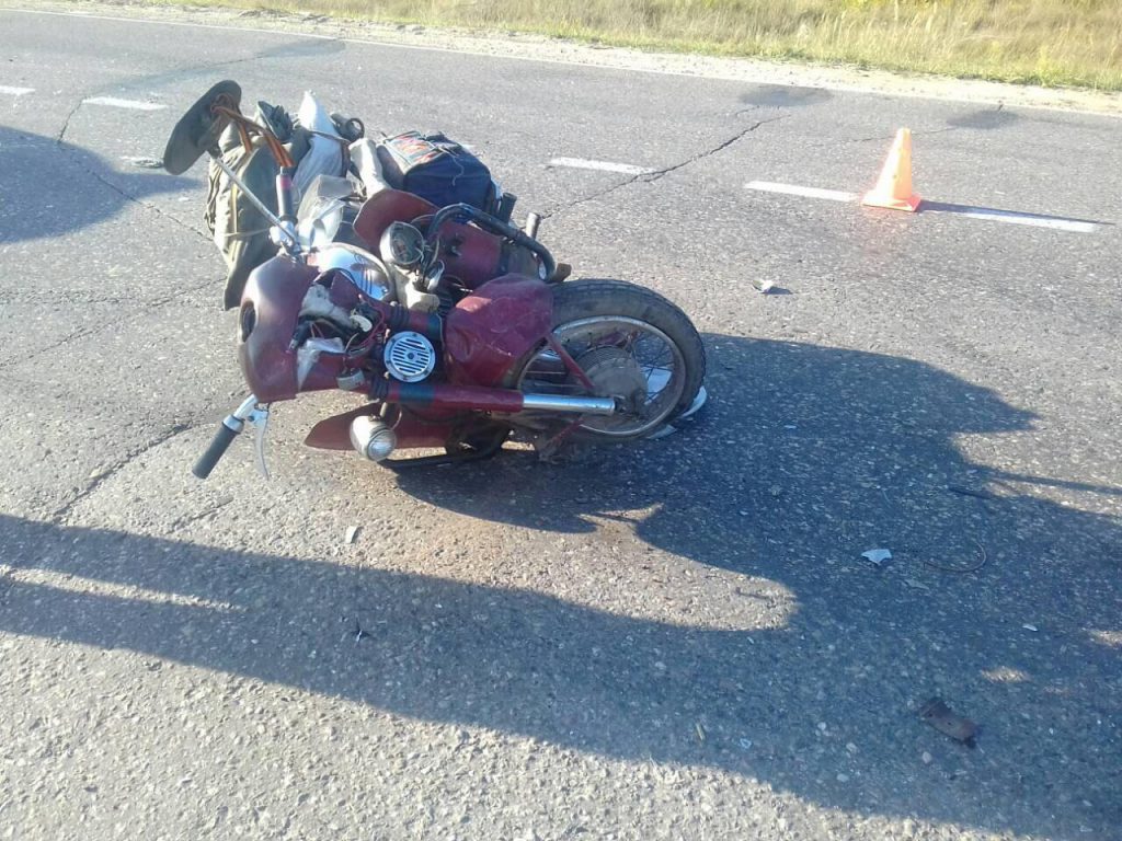 Неопытный водитель насмерть сбил пенсионера на мотоцикле
