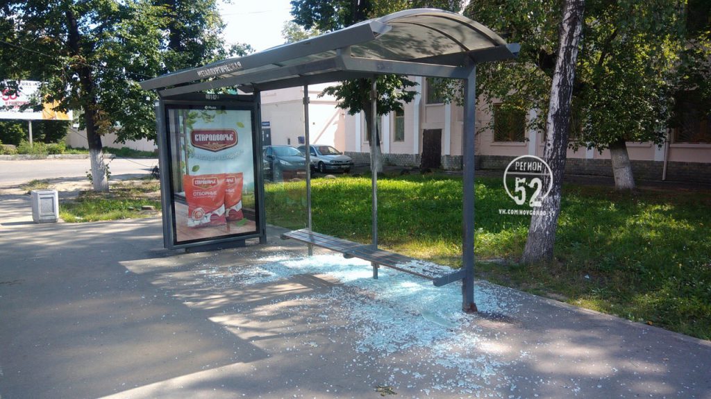 Вандалы разбили стеклянные остановки в Нижнем Новгороде