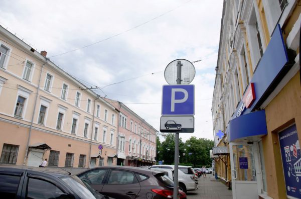 Парковки у школ и больниц в Нижегородской области могут стать бесплатными