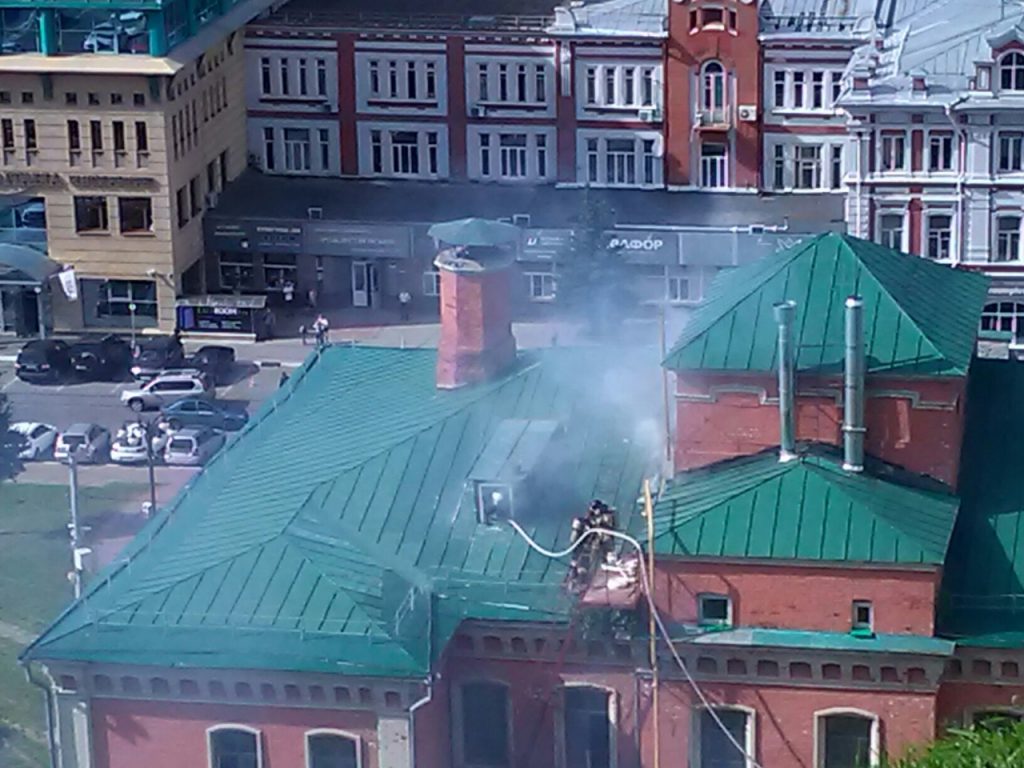 Здание-памятник загорелось в историческом центре Нижнего Новгорода