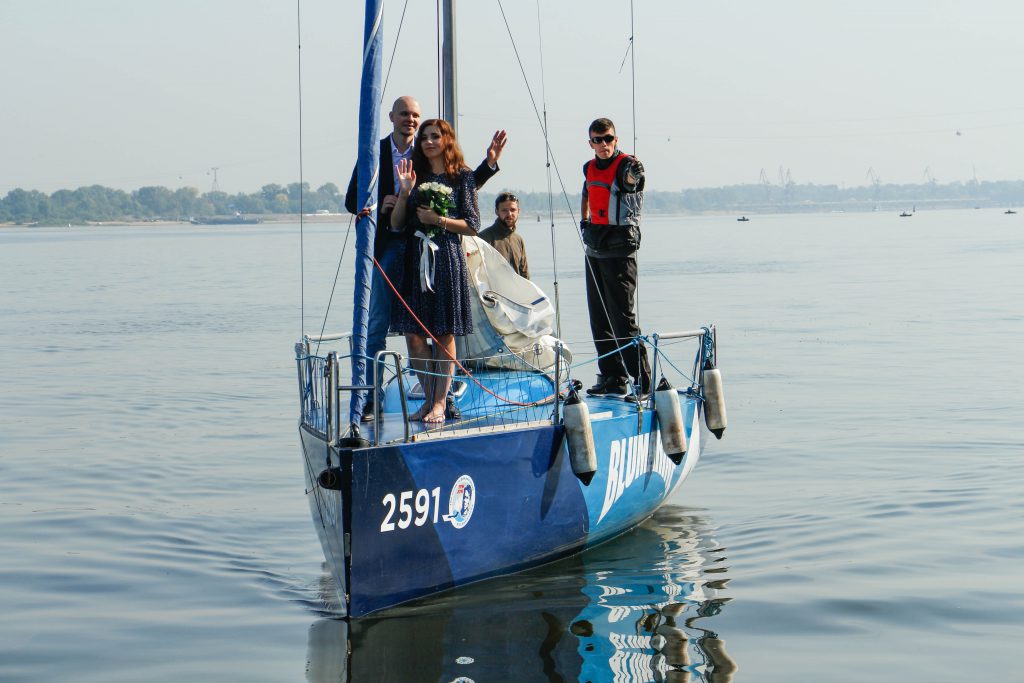 Молодая нижегородская семья приплыла голосовать на яхте