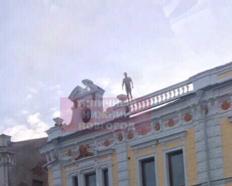 Перформанс или обострение? Мужчина без одежды залез на крышу художественной школы на Нижневолжской набережной