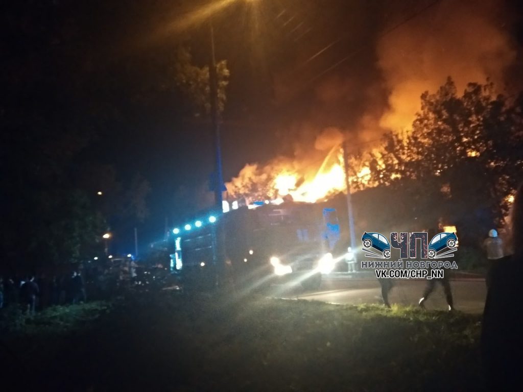 Крупный пожар произошел в Ленинском районе (видео)