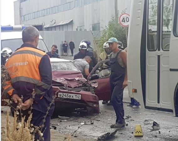 Неопытный водитель иномарки врезался в автобус под Нижним Новгородом