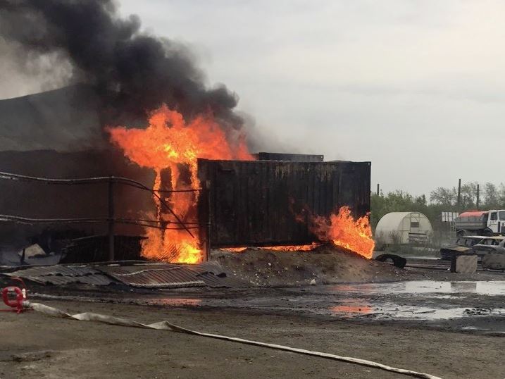 Крупный пожар произошел на заводе в Дзержинске