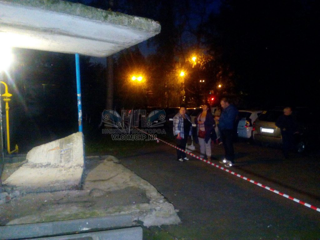 Чуть не придавило. Бетонная плита упала перед входом в подъезд на Ковалихинской (фото)