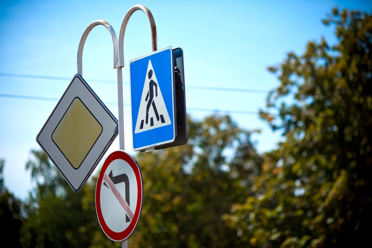Знаки дорожного движения на дороге