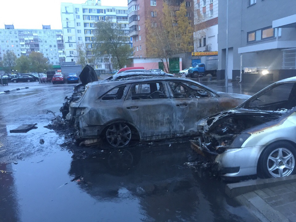 Четыре автомобиля сгорели в Нижнем Новгороде (ВИДЕО)