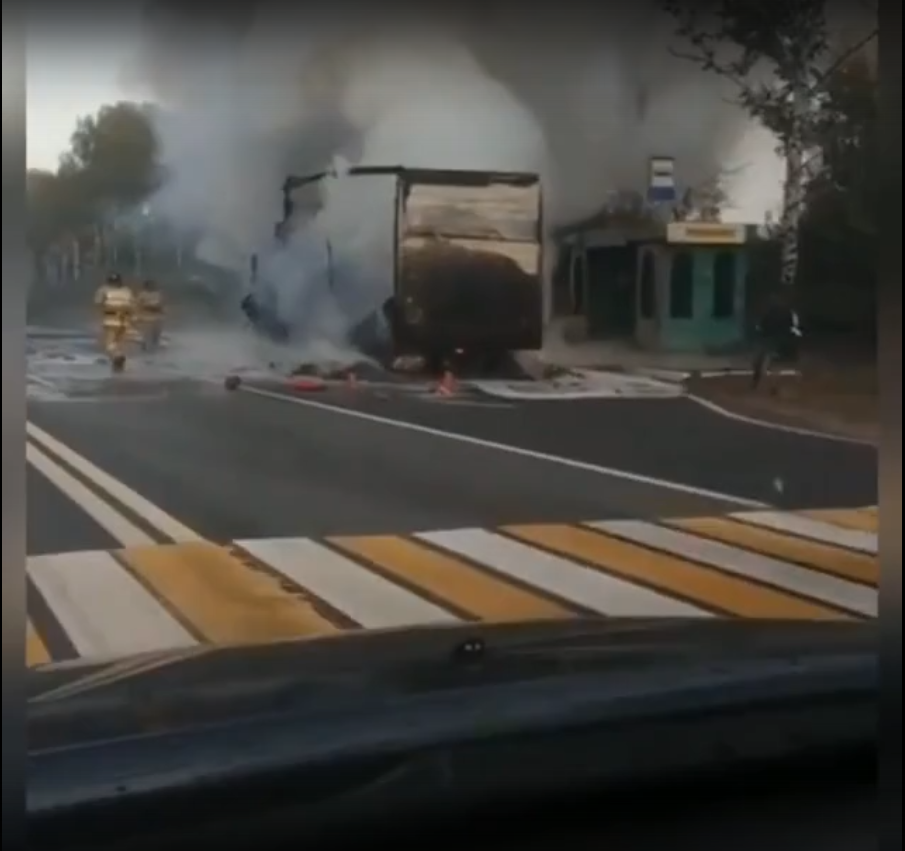 Грузовик сгорел на трассе М‑7 в Нижегородской области (видео)