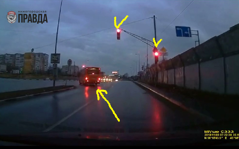 Рейсовый автобус создал аварийную ситуацию в районе площади Лядова. (Видео)