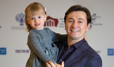 «Читает папа, Маше нравится»: Сергей Безруков опубликовал трогательное видео с дочерью