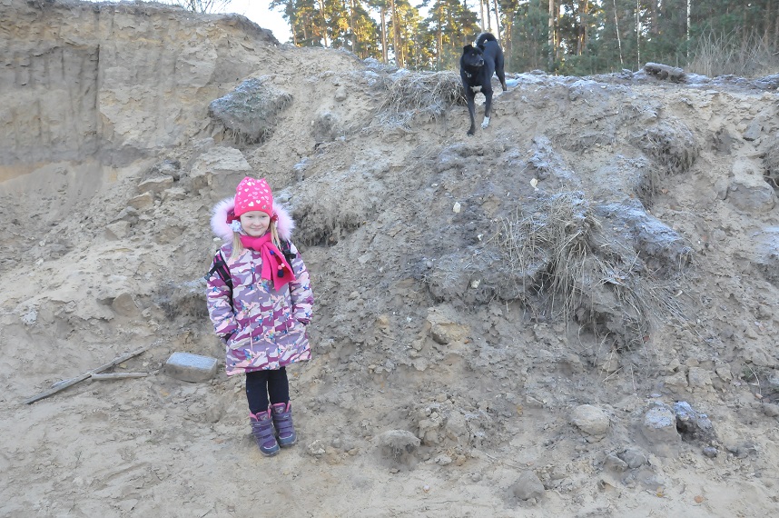 Семилетняя Настя Романова: «Я шаталась-шаталась и песок сам слез»