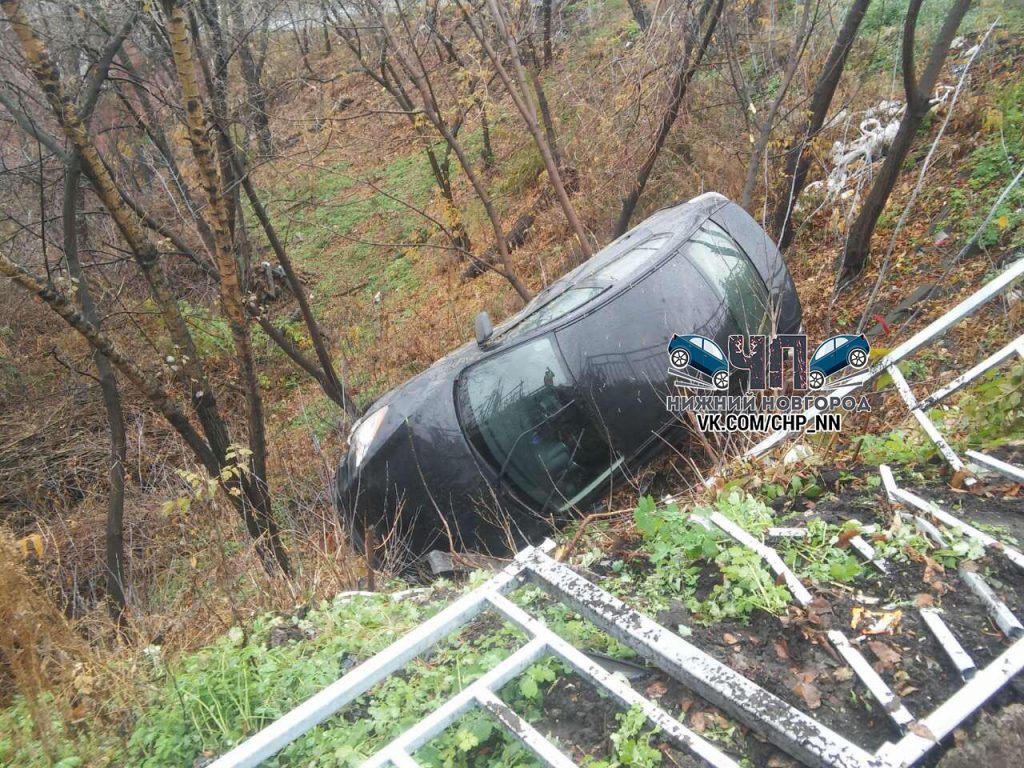 Пьяный водитель снёс забор и улетел в кювет в Нижнем Новгороде (ФОТО)