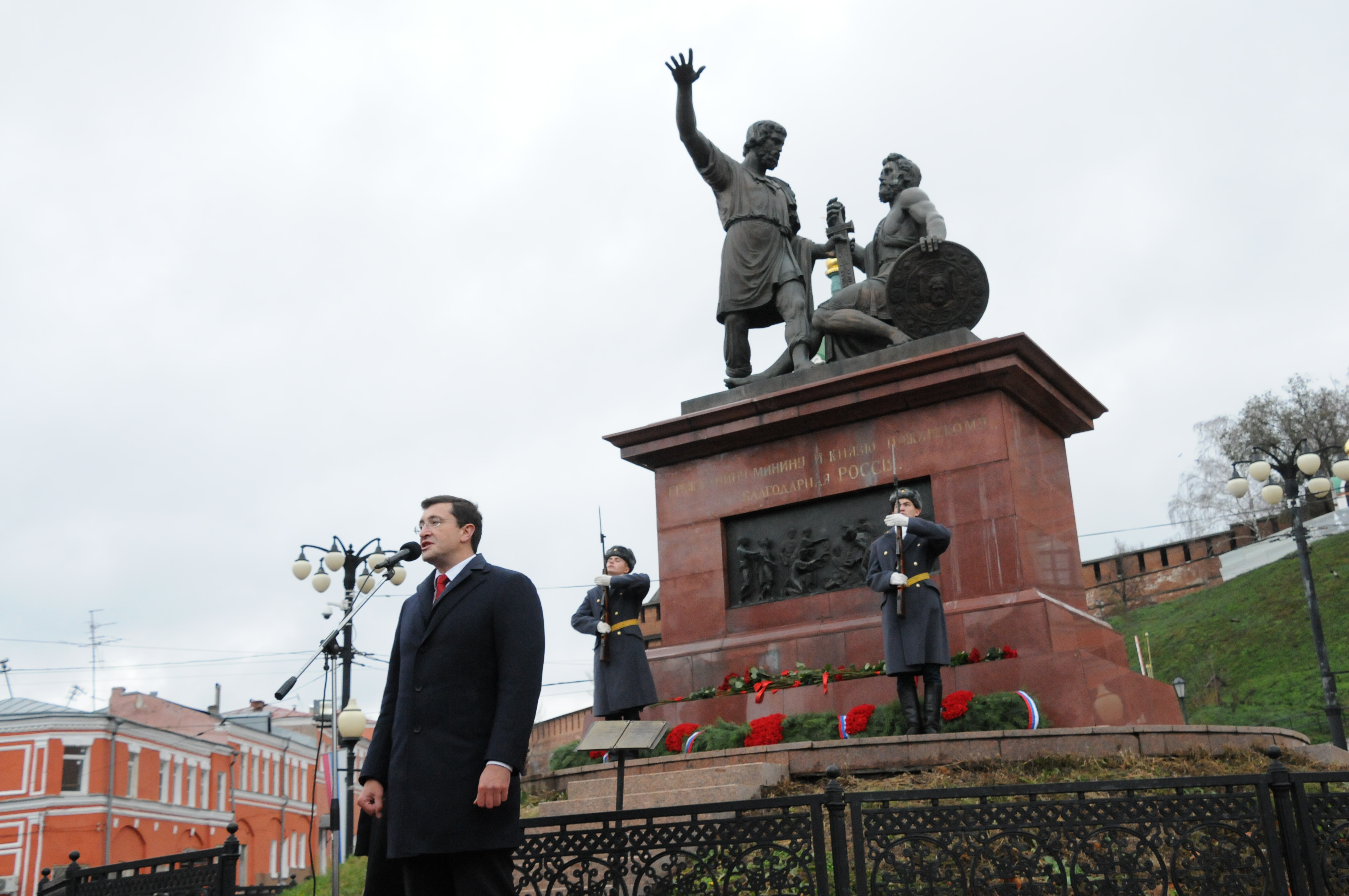 День народного нижний новгород. 4 Памятника Минину в Нижнем Новгороде. Минин и Пожарский памятник 4 ноября. День народного единства Минин и Пожарский Нижний Новгород. Цветы к памятнику Минина и Пожарского.