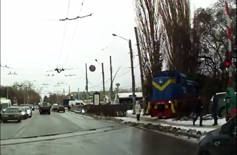 Поезд чуть не сбил женщину в Нижнем Новгороде (ВИДЕО)
