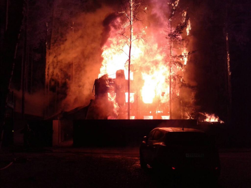 13 детей эвакуировали из горящей базы отдыха в Нижегородской области (фото)