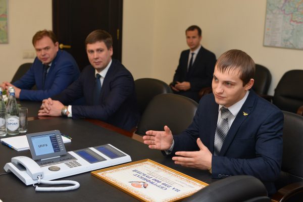 Глеб Никитин подарил «Учителю года» Сергею Лебедеву денежный сертификат на 250 тысяч рублей