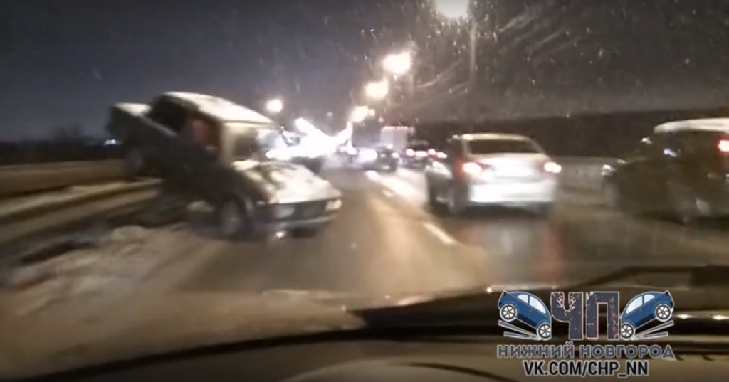 Автомобиль застрял на отбойнике в Нижнем Новгороде (видео)