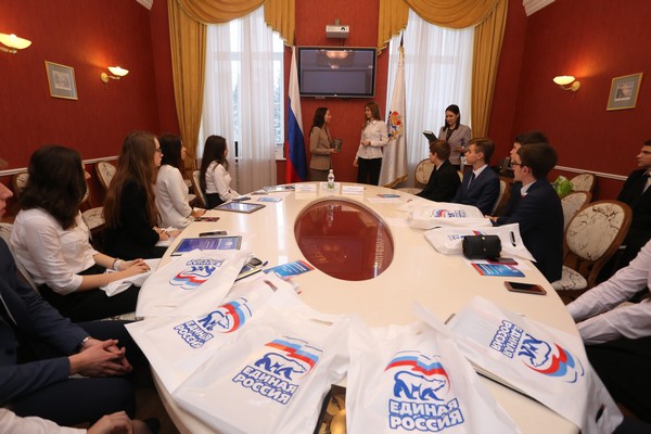 Круглый стол «Конституция Российской Федерации: взгляд молодежи» состоялся в Законодательном собрании