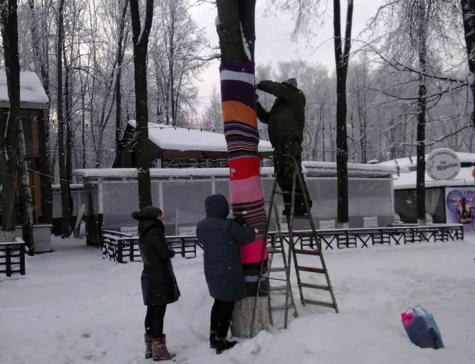 Нижегородцы одели деревья в парке «Швейцария»
