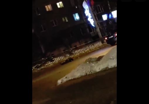 Водитель иномарки сбил двух пешеходов в Нижнем Новгороде (видео)