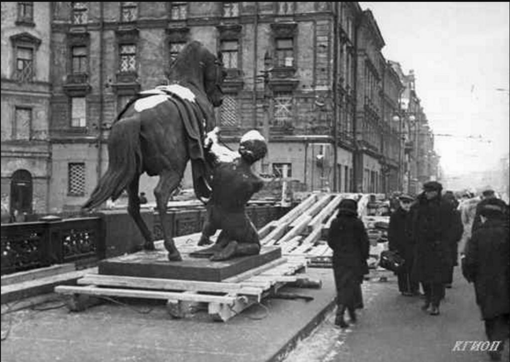 1941. Аничков мост. Снятие скульптурных групп