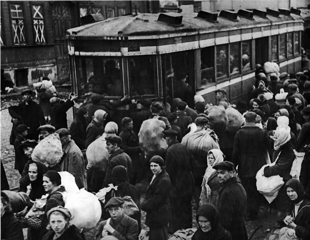 1941, 18 сентября. Посадка на трамваи эвакуирующихся жителей Кировского района Ленинграда.