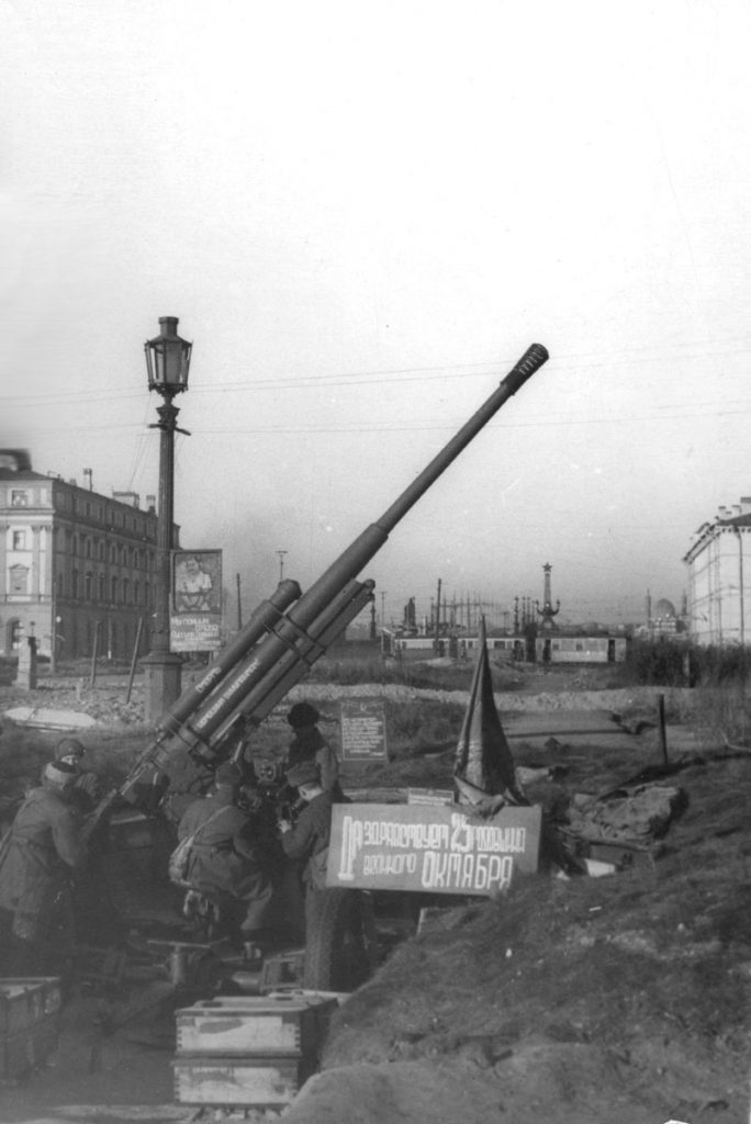1942. Ленинград в дни XXV годовщины Октября. На зенитной батарее на Марсовом поле. Ноябрь