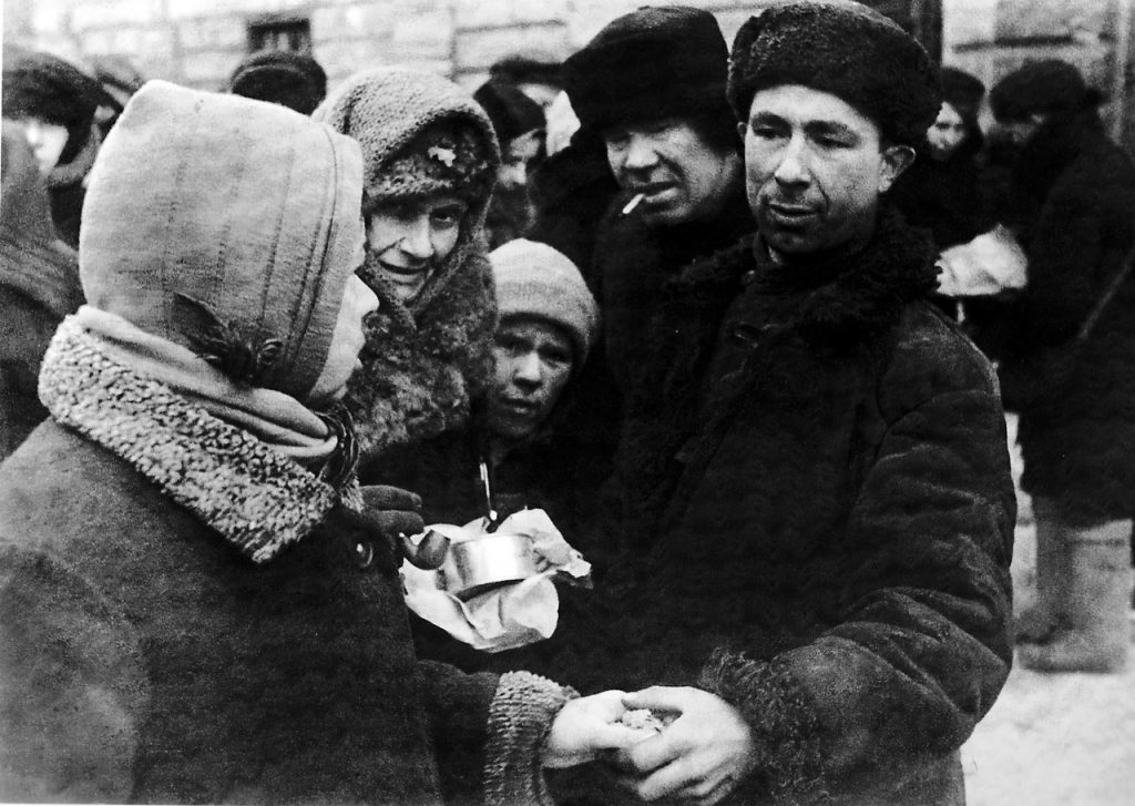 1942, февраль. Обмен товарами на рынке блокадного Ленинграда