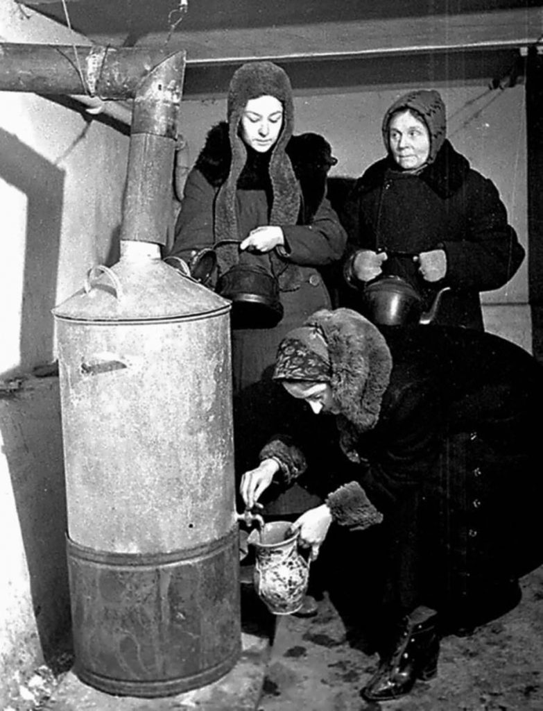 1942. Жительницы блокадного Ленинграда набирают кипяток во время нахождения в бомбоубежище.