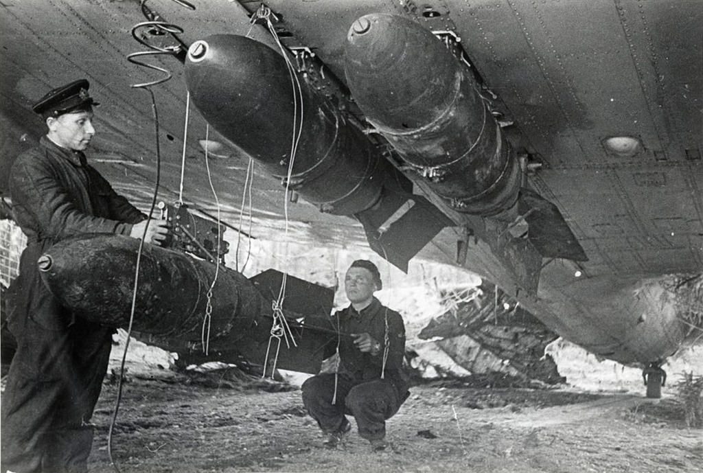 1942. 1-й миноторпедный полк КБФ. Подвеска снарядов перед боевым вылетом