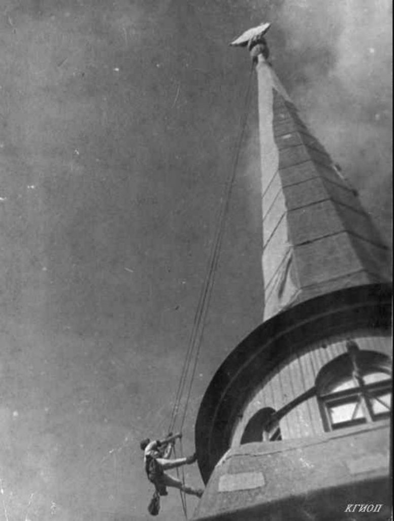 1942. Ремонт чехла на шпиле здания Адмиралтейства выполняет верхолаз О.А.Фирсова