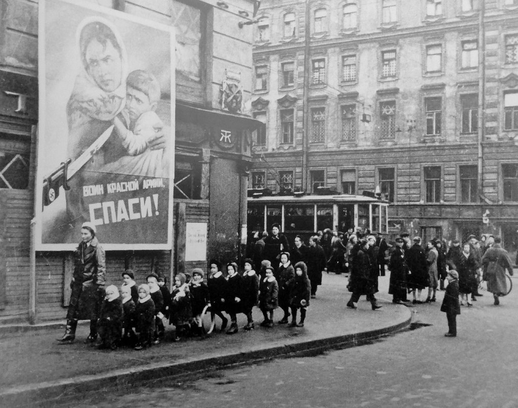 1942. Ленинградцы на улицах города в дни блокады