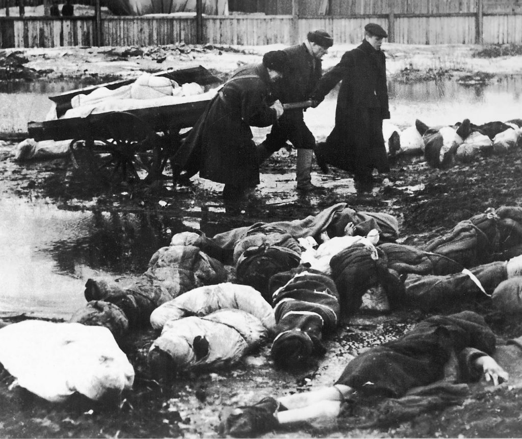 1942, Весна. Вывоз трупов с пустыря Волкова кладбища в блокадном Ленинграде