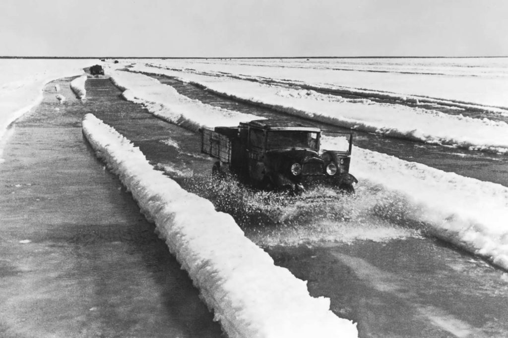 1942, весна. Машины с продовольствием идут в Ленинград по льду Ладожского озера