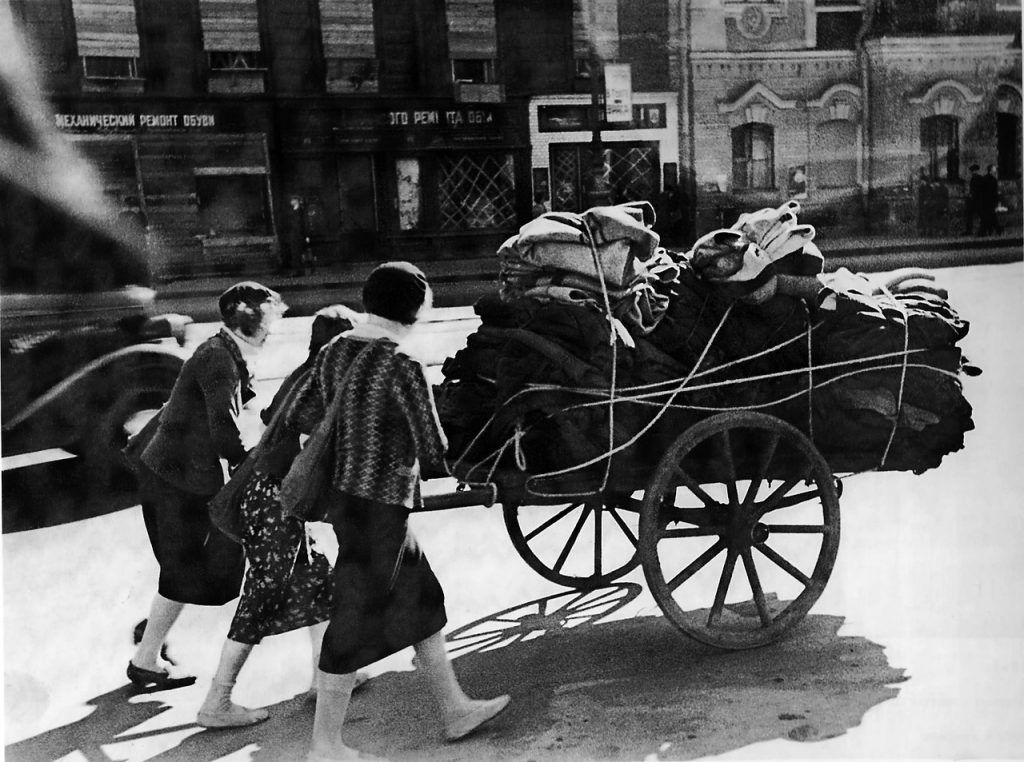 1942, июль. Ленинградские служащие отвозят на склад теплую спецодежду
