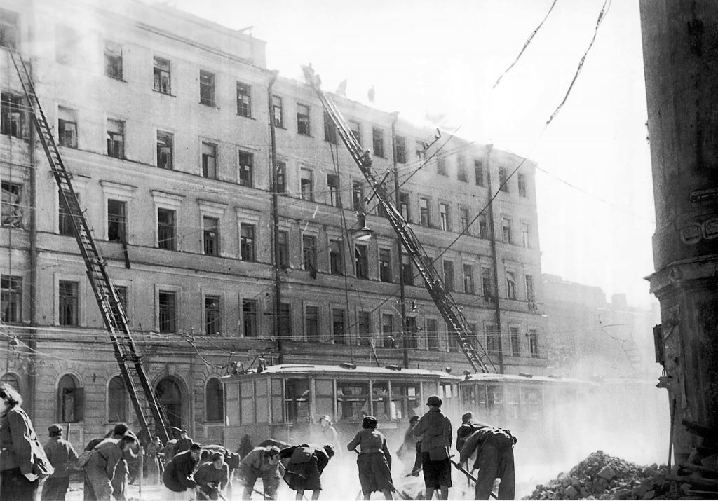 1943, 30 мая.Разбор завалов после немецкого авианалета на Ленинград
