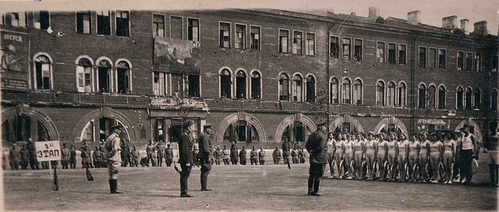 1943 Построение женского батальона перед спортивным выступлением