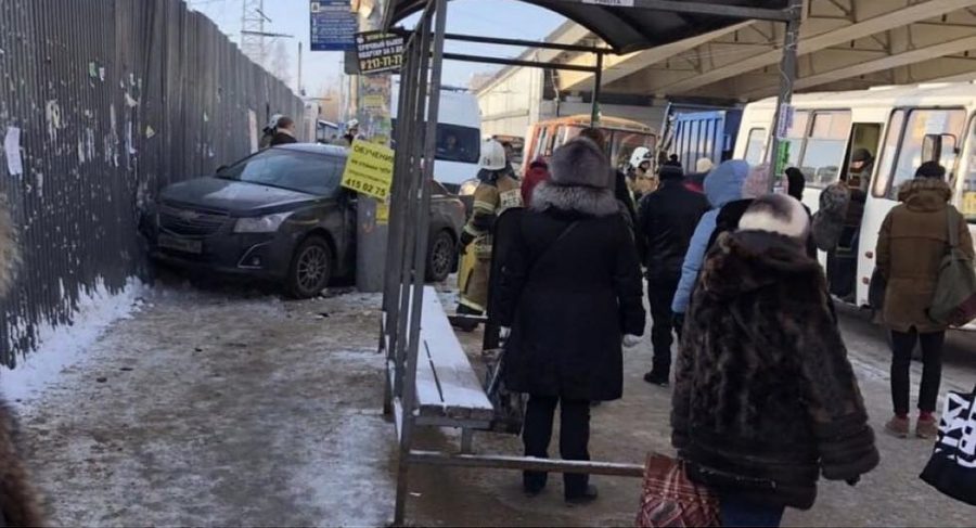 Иномарка «влетела» в автобусную остановку на Московском шоссе (ФОТО)