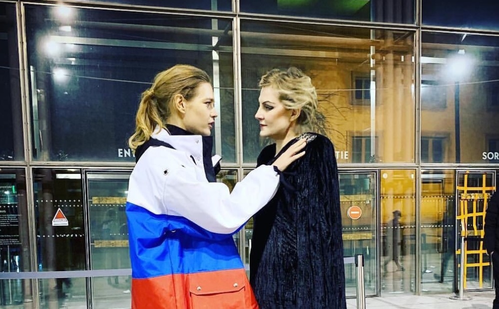 Наталья Водянова пришла на Неделю моды в Париже в куртке с российским флагом