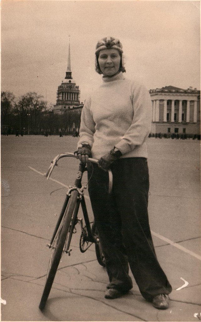 1942. М. Минина на Дворцовой пл. после кольцевой эстафеты по велоспорту
