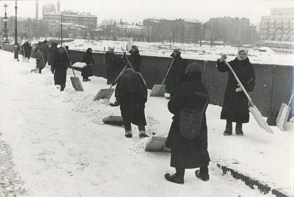 1942. Ленинград в блокаде. Уборка города