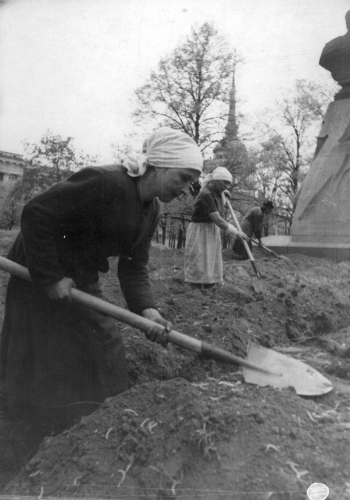 1942. Домохозяйка П. Королева готовит грядки для посева овощей в саду Трудящихся (Александровском саду). Июнь